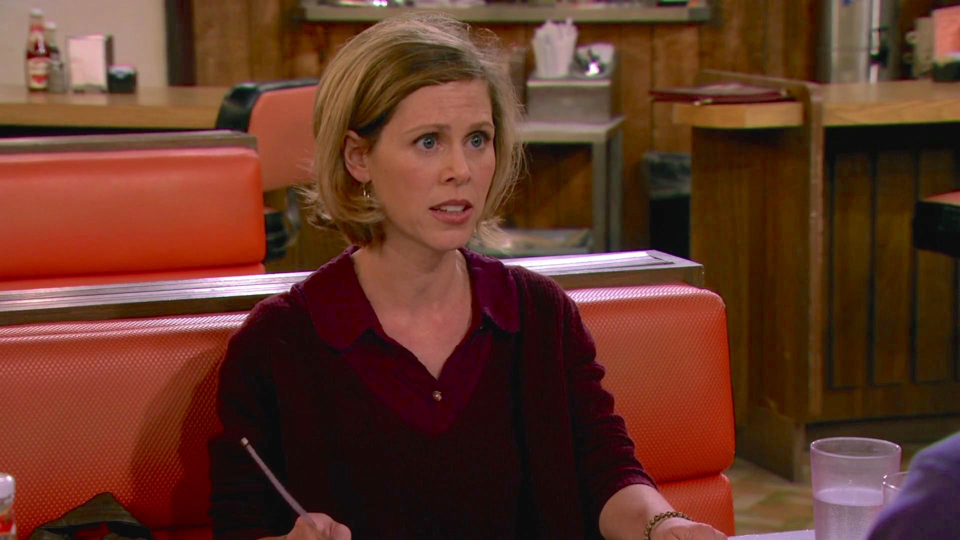 Эйприл Холл