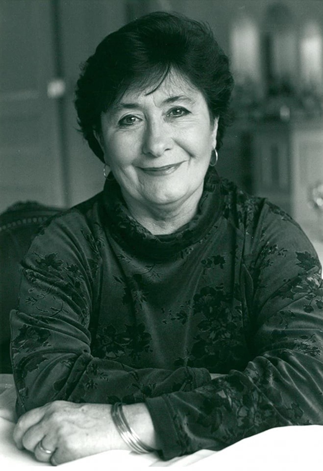 Мэвис Николсон