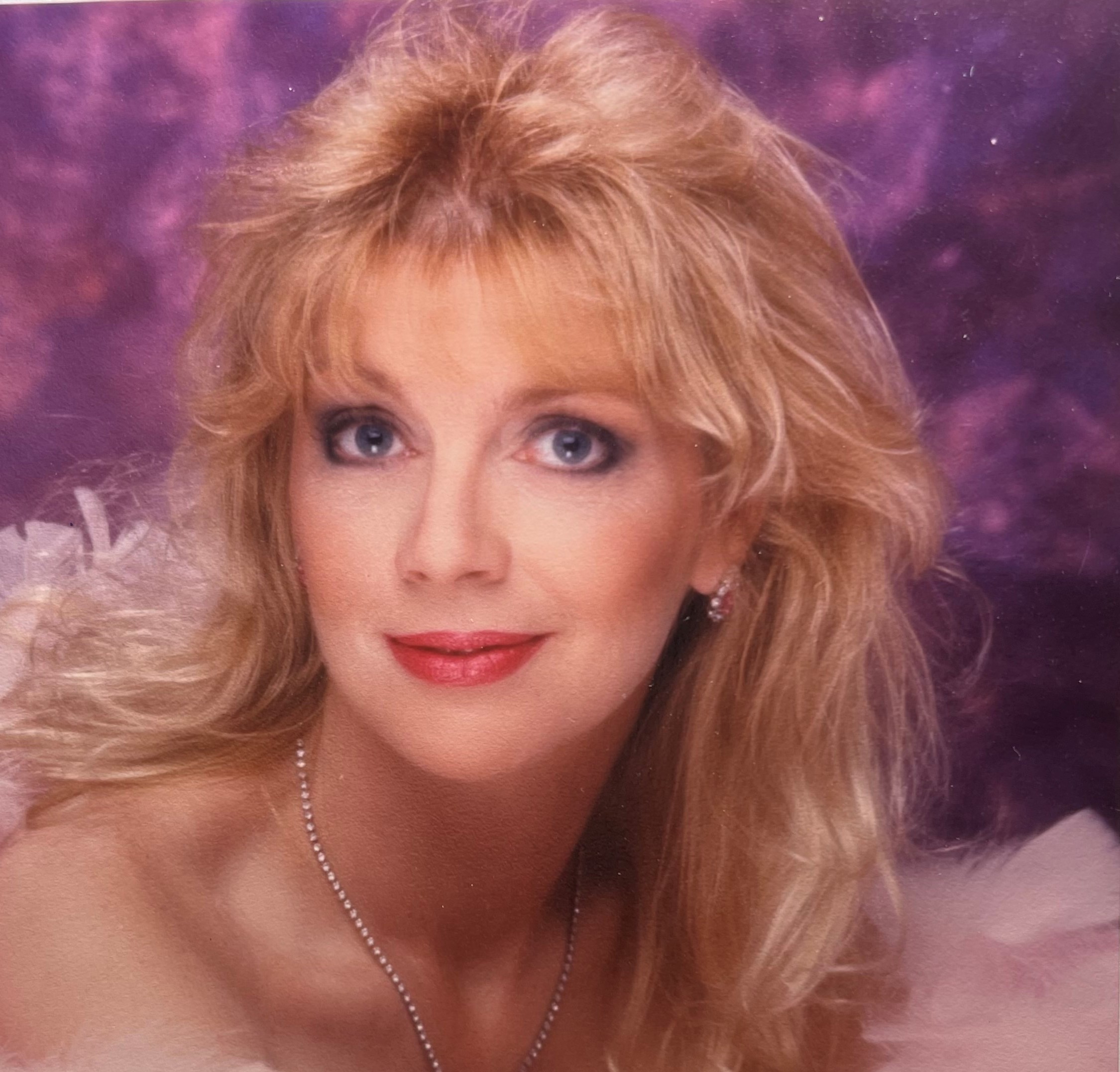 Джина Огэст