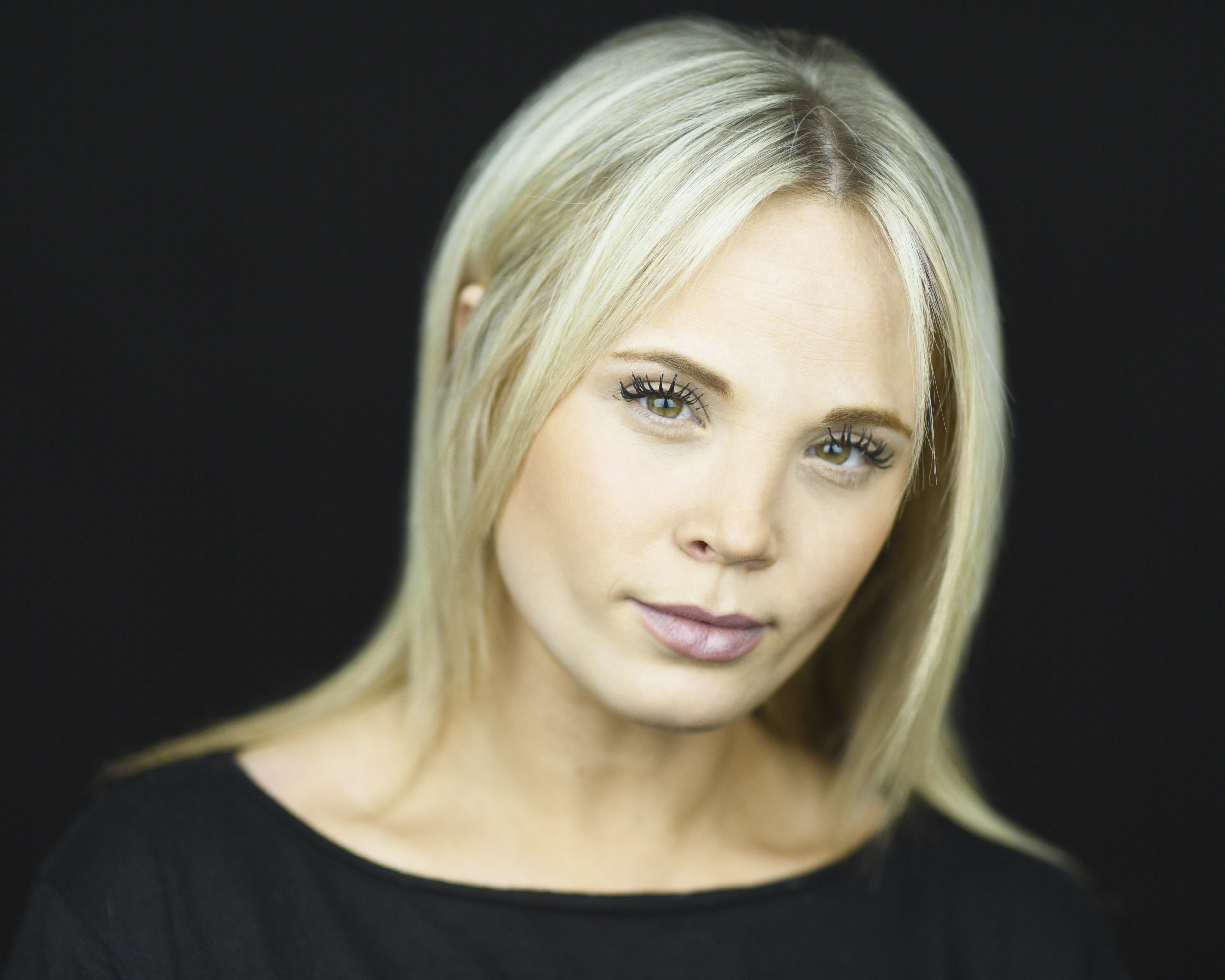 Шарлотт Льюис