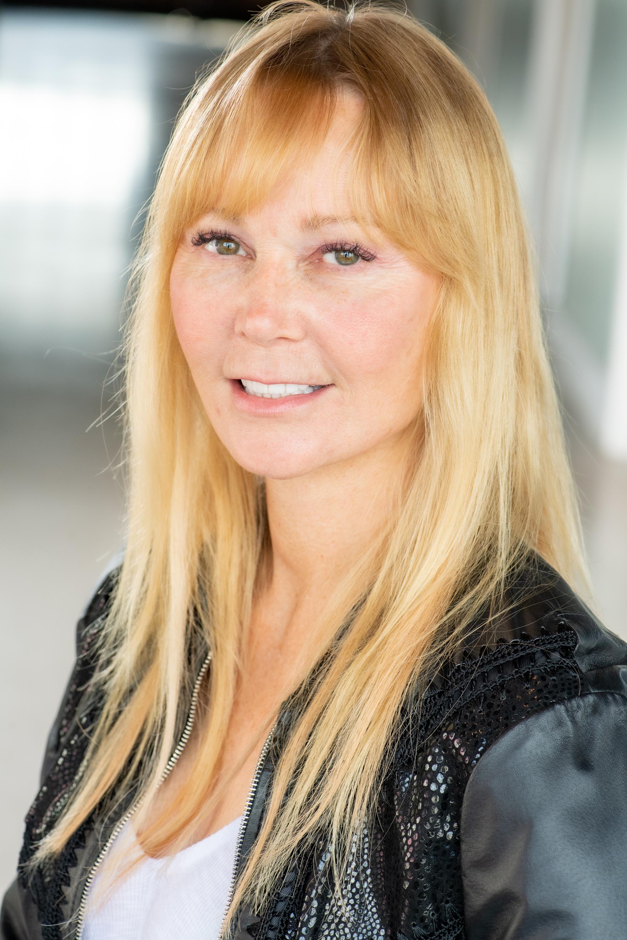 Дафни Льюис