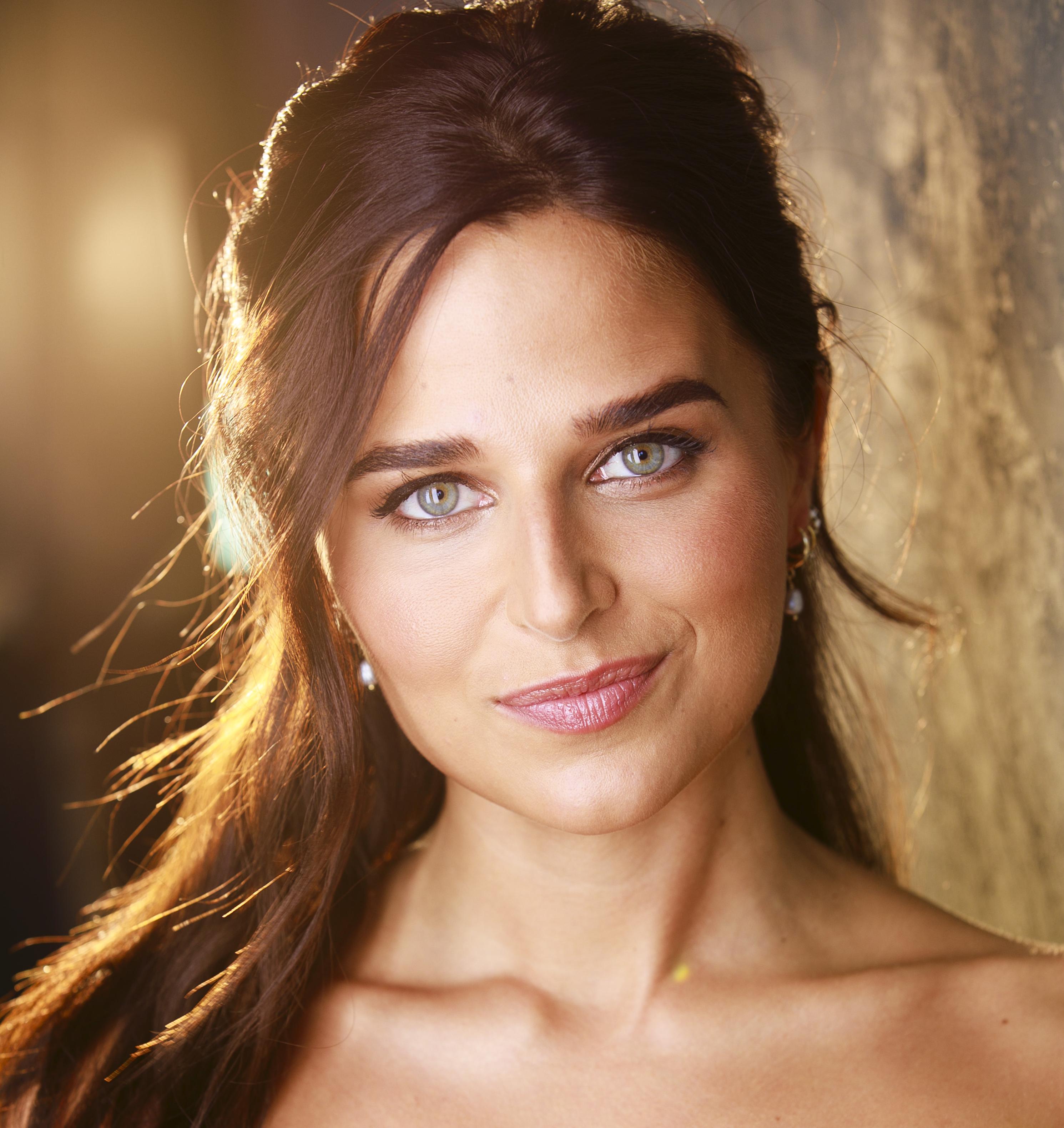 Стефани Нур