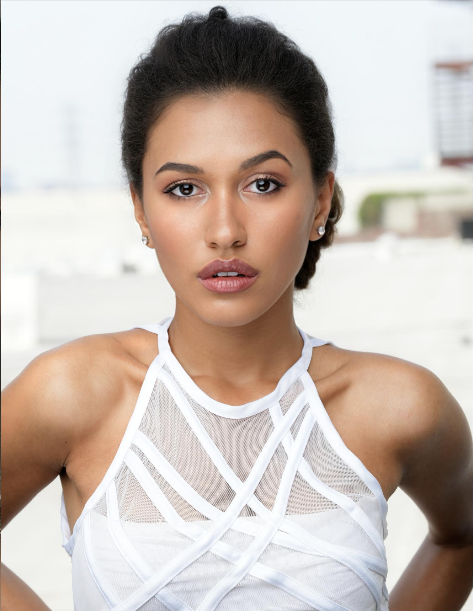 Самира Менаш