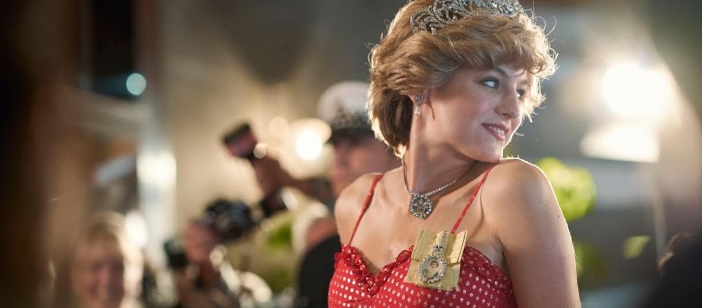 Не жмет, но давит: рецензия на четвертый сезон сериала «Корона»