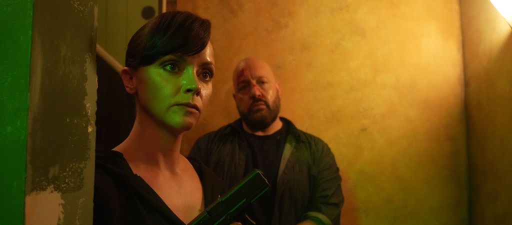 Рецензия на фильм «Взвести курки» — олдскульный экшен с Кевином Джеймсом и Кристиной Риччи