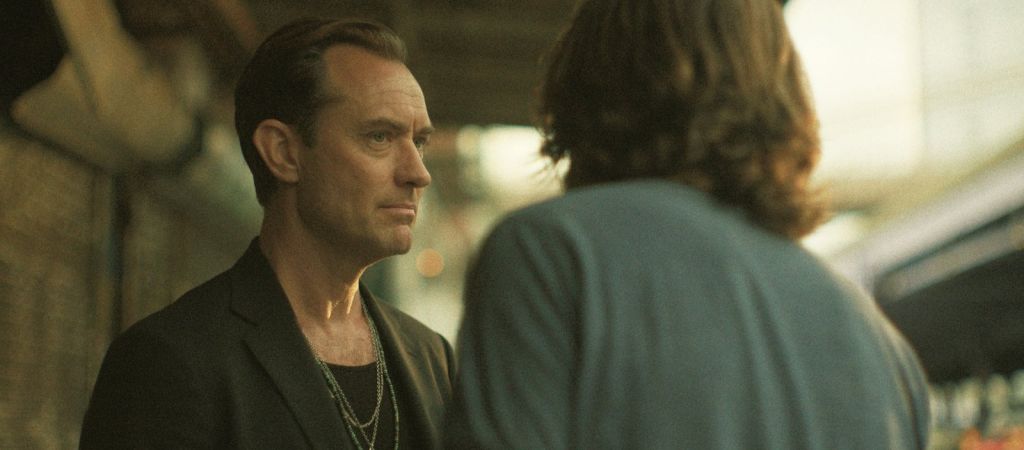 Брат на брата, брат за брата: рецензия на мини-сериал «Чёрный кролик» с Джудом Лоу