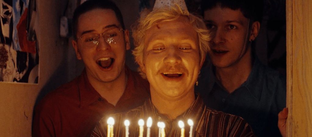 Рецензия на фильм «Здесь был Юра» — потенциальный зрительский хит, в котором Константин Хабенский не говорит ни слова