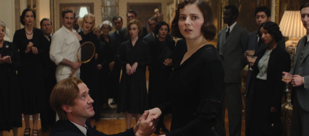 Рецензия на фильм «Фэкхем-Холл»: пародия на исторические драмы с Томом Фелтоном