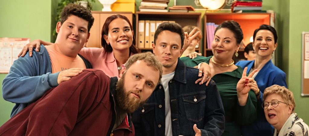 Рецензия на сериал «Вечерняя школа» — вторичный, но обаятельный ситком с Ильей Соболевым и Дмитрием Соколовым