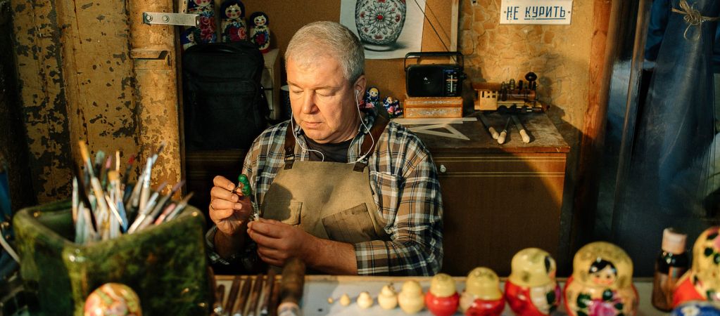 Рецензия на сериал «Мистер Ноготь» — народную комедию о заводчанине, который открыл маникюрный салон