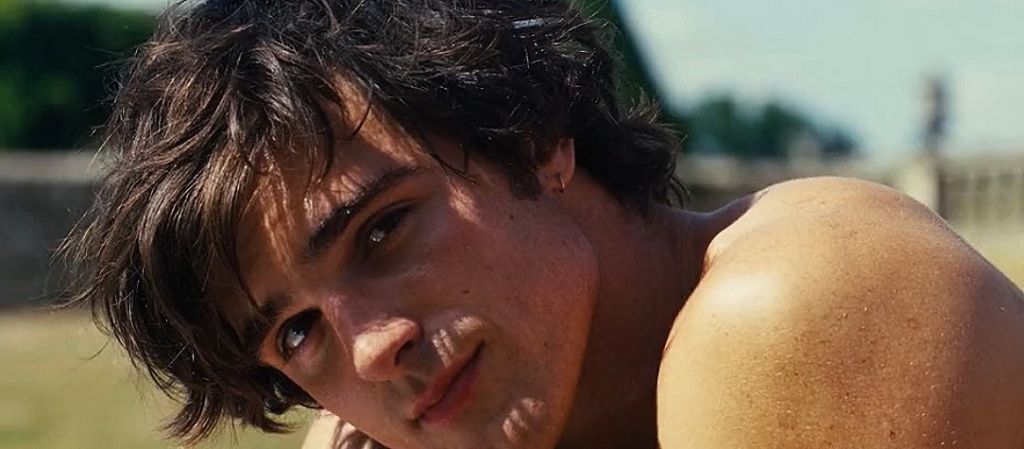 В ванну и без нас? Почему все без ума от Джейкоба Элорди