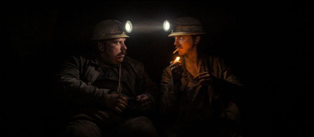 Рецензия на фильм «Спуск в бездну» — клаустрофобический ретрохоррор о встрече шахтёров с древним злом