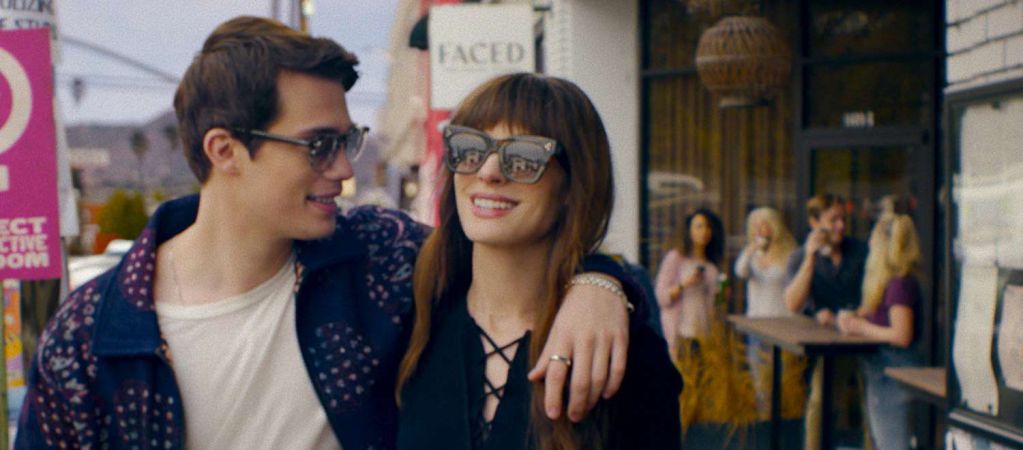 Рецензия на фильм «Мысль о тебе»: ромком об эйджизме с Энн Хэтэуэй 