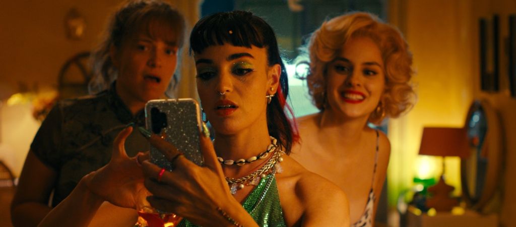 Канны-2024: рецензия на фильм «Женщины на балконе» — феминистскую хоррор-комедию от Ноэми Мерлан