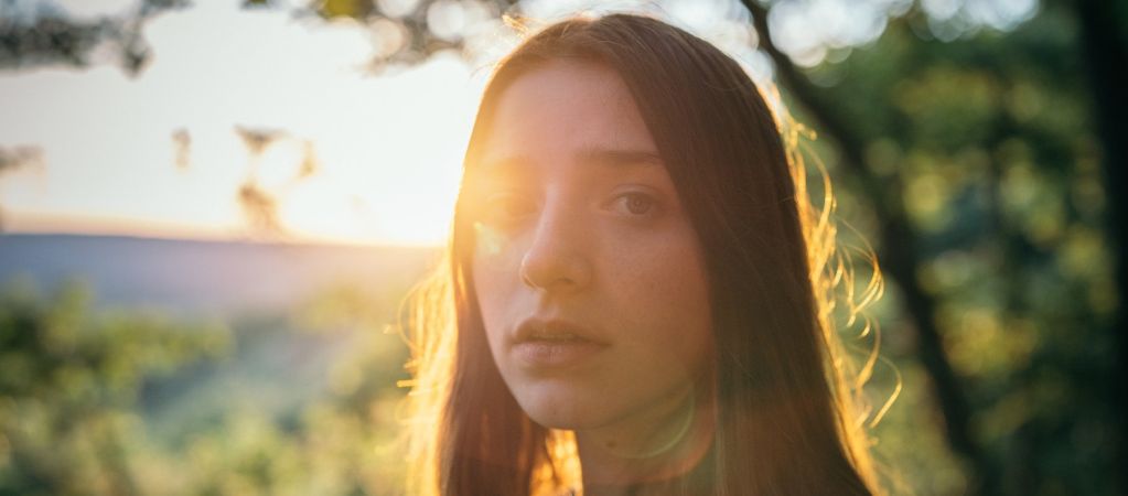 Рецензия на фильм «Холли»: трудности взросления аутсайдерки-ясновидящей 