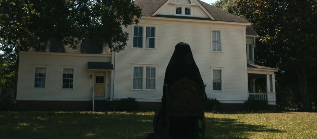 «Женщина во дворе» и в депрессии — рецензия на хоррор-драму Жауме Кольет-Серра