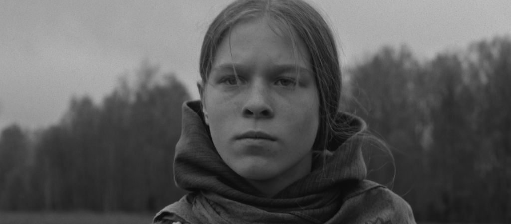Кушала сестру, кушала. Рецензия на фильм «На этой земле» — монохромный игровой дебют Ренаты Джало