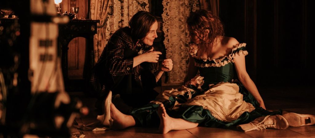 Режиссерка Эмили Блихфельдт о боди-хорроре «Гадкая сестра»: «Что может подтолкнуть женщину отрезать себе часть ноги?»