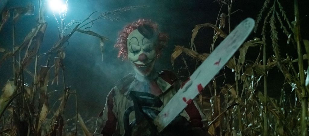 Рецензия на фильм «Кровавый урожай»: раз, два, три, четыре, пять, клоун вышел убивать (опять!)