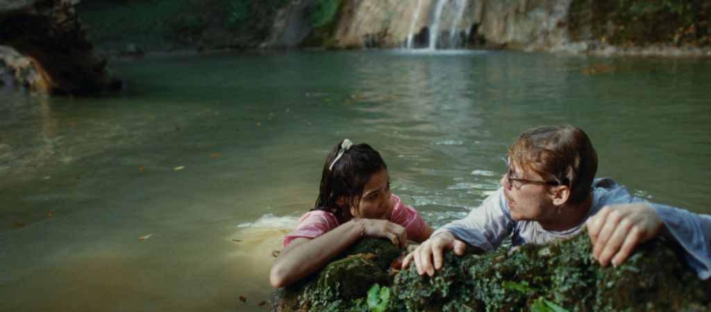 Рецензия на фильм «Три свадьбы и один побег»: романтическая комедия с бунтарским духом 