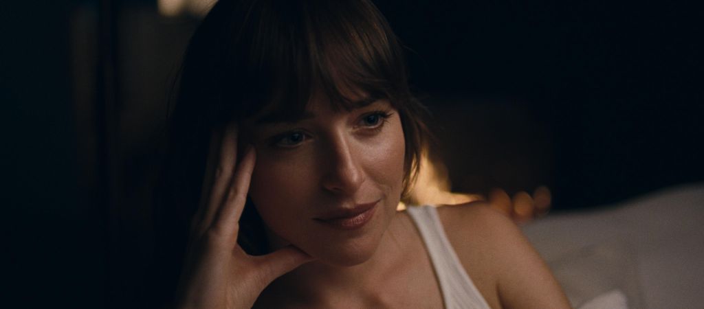 Дакота Джонсон, ее муж и ее любовник: рецензия на фильм «Нескромные» 