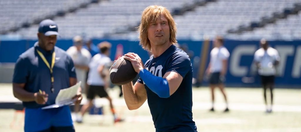 Рецензия на сериал «Чед Пауэрс»: Глен Пауэлл со смешным носом, длинными волосами и усиками