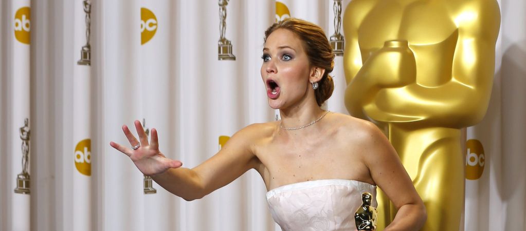 От падения на «Оскаре» до признания в любви к «Сумеркам»: 10 раз, когда Дженнифер Лоуренс заставляла нас смеяться