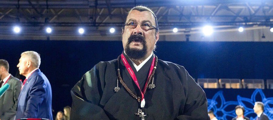 Стивен Сигал выставил на продажу свой подмосковный особняк Стивен Сигал выставил на продажу свой подмосковный особняк