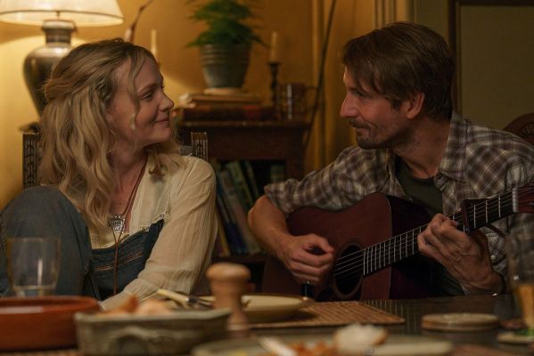 Что смотреть дома в мае? 10 онлайн-премьер месяца