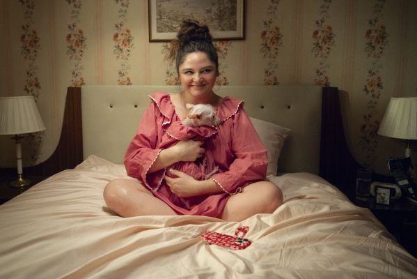 Рецензия на сериал «Это слишком» — ревизию ромкома от создательницы «Девочек» Лины Данэм