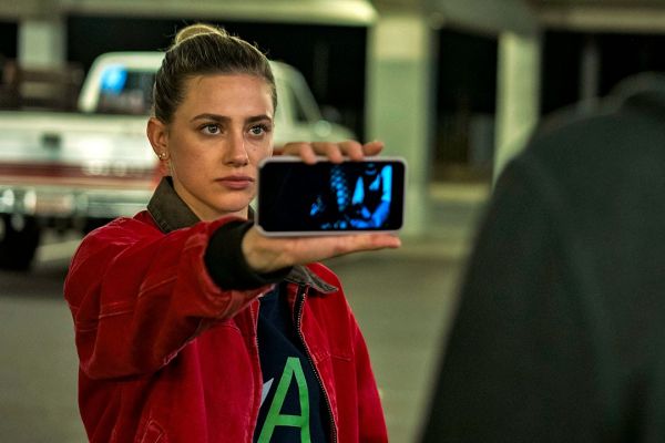 Рецензия на фильм «Американский цех» — драму со звездой «Ривердейла» о поиске красных комнат 