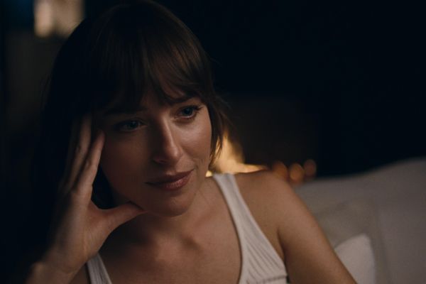 Дакота Джонсон, ее муж и ее любовник: рецензия на фильм «Нескромные» 