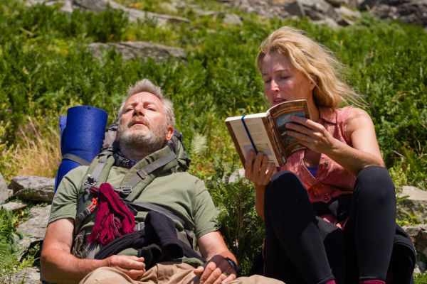 Долгая прогулка по побережью: рецензия на фильм «Соленая тропа»