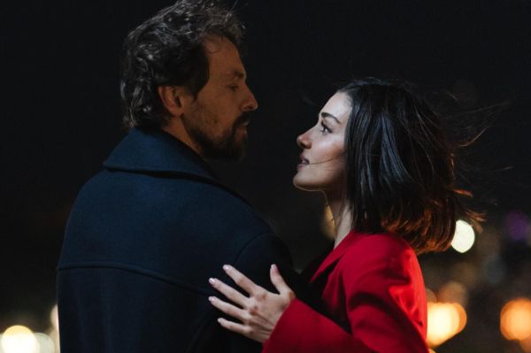 Рецензия на фильм «Два мира, одно желание» — новую мелодраму со звездой «Постучись в мою дверь» Ханде Эрчел