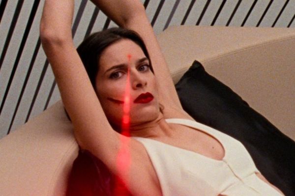 Великая иллюзия: рецензия на триллер «Отражение в мертвом алмазе» – дань уважения шпионским фильмам 60-х 