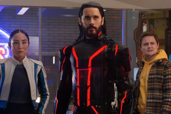 Как удалить Интернет: рецензия на фильм «Трон: Арес» с Джаредом Лето