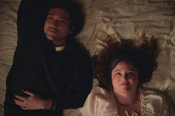 12 романтических комедий 2025 года, которые заставили нас снова (не) поверить в любовь