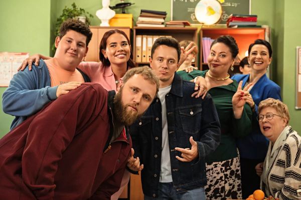 Рецензия на сериал «Вечерняя школа» — вторичный, но обаятельный ситком с Ильей Соболевым и Дмитрием Соколовым