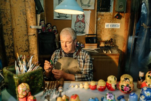 Рецензия на сериал «Мистер Ноготь» — народную комедию о заводчанине, который открыл маникюрный салон