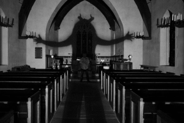 Рецензия на фильм OBEX Альберта Бирни: черно-белая фантазия об ускользающем времени