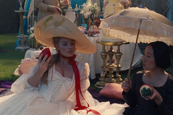 Провокационные костюмы Марго Робби и Джейкоба Элорди в «Грозовом перевале»: за что их критикуют и какой контекст упустили зрители