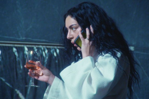 Есть только миг между brat summer и будущим: рецензия на мокьюментари «Момент» с Charli XCX