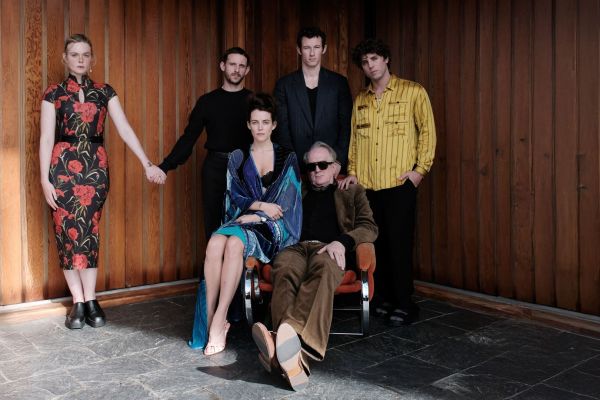 Берлинале-2026: рецензия на фильм «Подрезка кустов роз» — Памела Андерсон и Эль Фаннинг едут в «Солтберн»