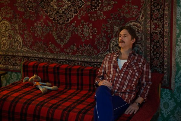 Турецкие свитера и теплая ностальгия: как снимали комедию «Батя» с Владимиром Вдовиченковым