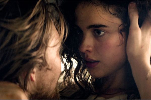 Рецензия на фильм «Звёзды в полдень» — эмиграционный кошмар Клэр Дени
