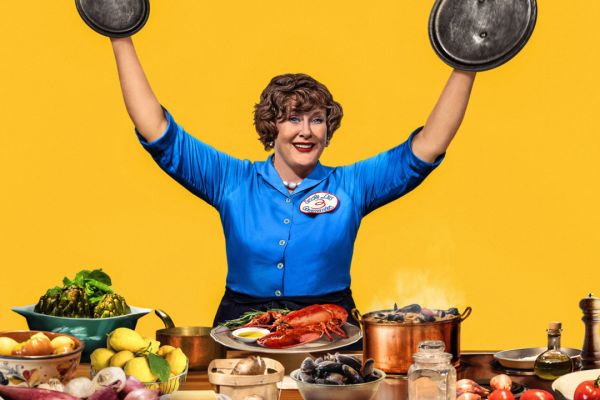 Рецензия на второй сезон сериала «Джулия»: легендарная Джулия Чайлд продолжает влюбляться в еду 