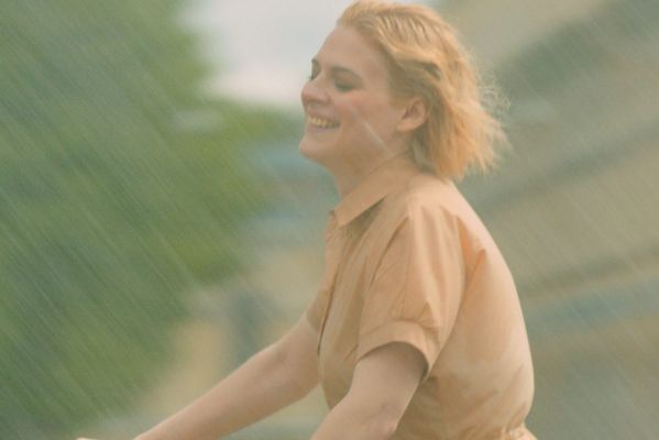 Рецензия на фильм «Блондинка»: как сохранить внутреннюю свободу в современном мире