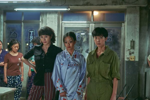 Рецензия на криминальную ретро-комедию «Контрабандистки» — хит корейского проката 
