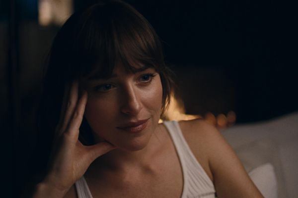 Дакота Джонсон, ее муж и ее любовник: рецензия на фильм «Нескромные» 