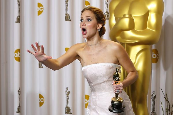 От падения на «Оскаре» до признания в любви к «Сумеркам»: 10 раз, когда Дженнифер Лоуренс заставляла нас смеяться